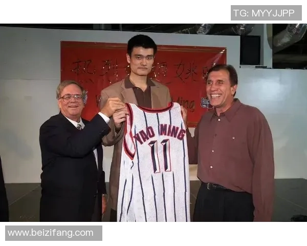 姚明的独特魅力与风采展现他的篮球传奇人生与个人风格 姚明的独特魅力与风采展现他的篮球传奇人生与个人风格