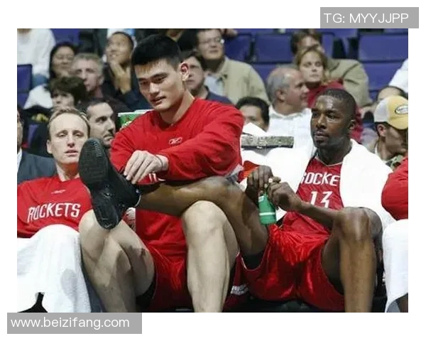 网友拍到姚明与球迷亲密互动场景引发热议瞬间成网络焦点