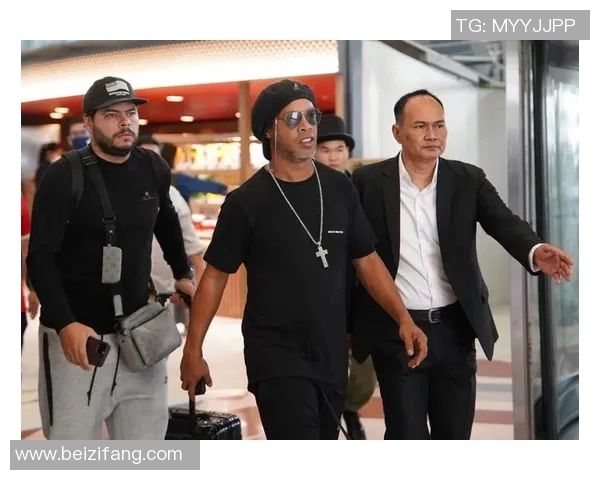 巴西足球明星走进街头与球迷亲密互动展现热情与魅力 巴西足球明星走进街头与球迷亲密互动展现热情与魅力