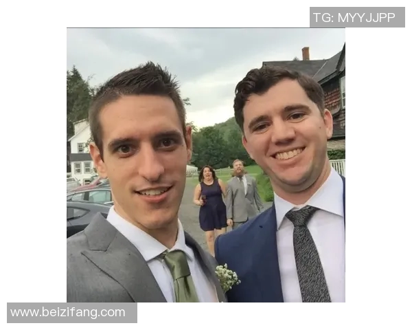 老头与足球明星的趣味互动视频引发热议，笑点不断让人捧腹大笑